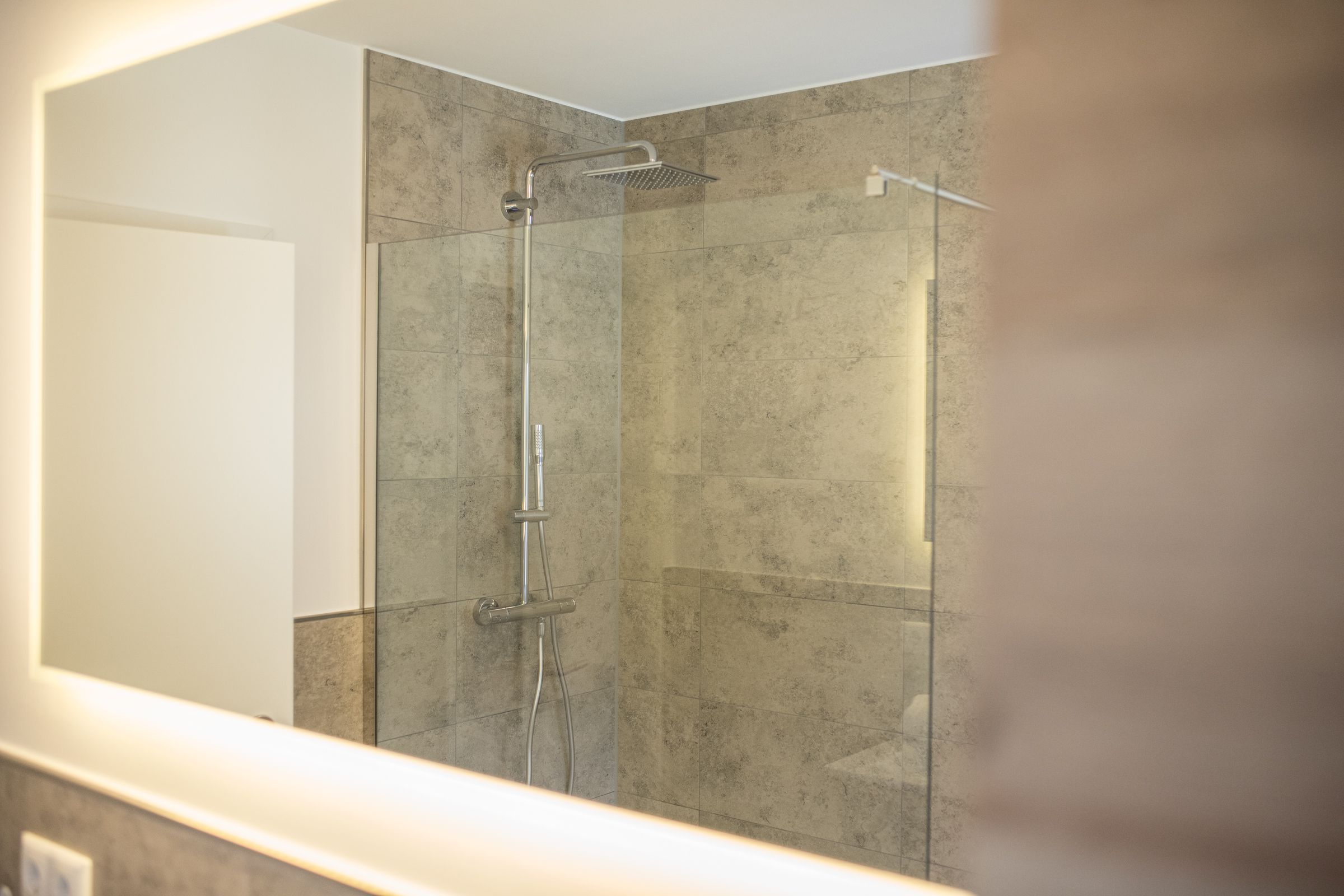 Badezimmer mit großem Spiegel  in Ferienwohnung in Garmisch-Partenkirchen