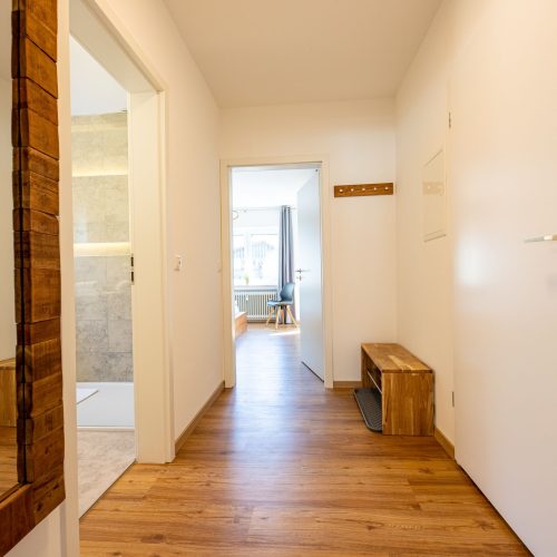 Flur mit Holz Elemente in Ferienwohnung in Garmisch-Partenkirchen