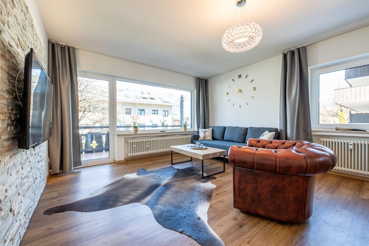 Wohnzimmer mit großen Fenstern in Ferienwohnung in Garmisch-Partenkirchen