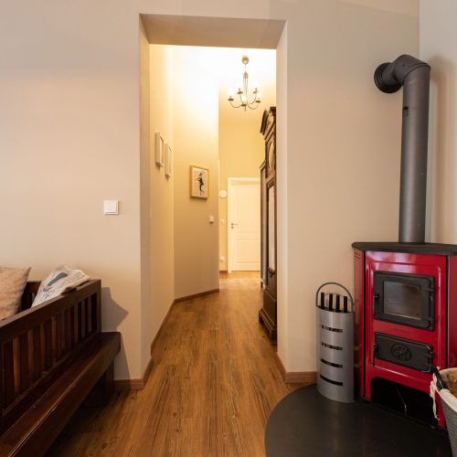 Kamin in rot in Ferienwohnung in Garmisch-Partenkirchen