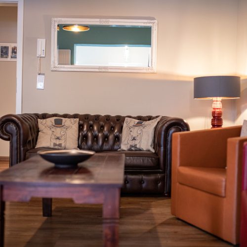 Wohnzimmer mit Kissen in Ferienwohnung in Garmisch-Partenkirchen