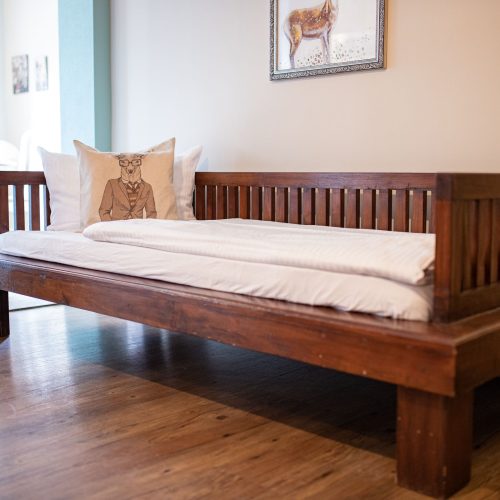 gepolsterte Bank im Flur in Ferienwohnung in Garmisch-Partenkirchen