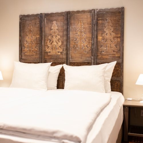 Bett mit Nachttischen in Ferienwohnung in Garmisch-Partenkirchen