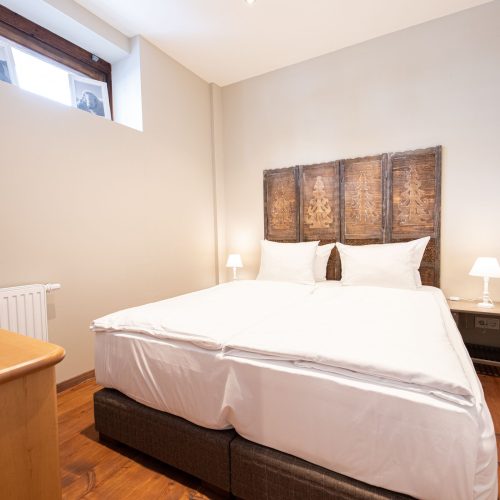 Doppelbett mit Holz-Optik in Ferienwohnung in Garmisch-Partenkirchen