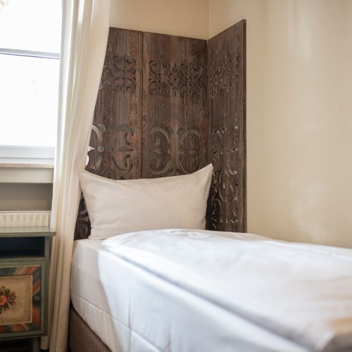 Einzelbett mit Holz Kopfteil in Ferienwohnung in Garmisch-Partenkirchen