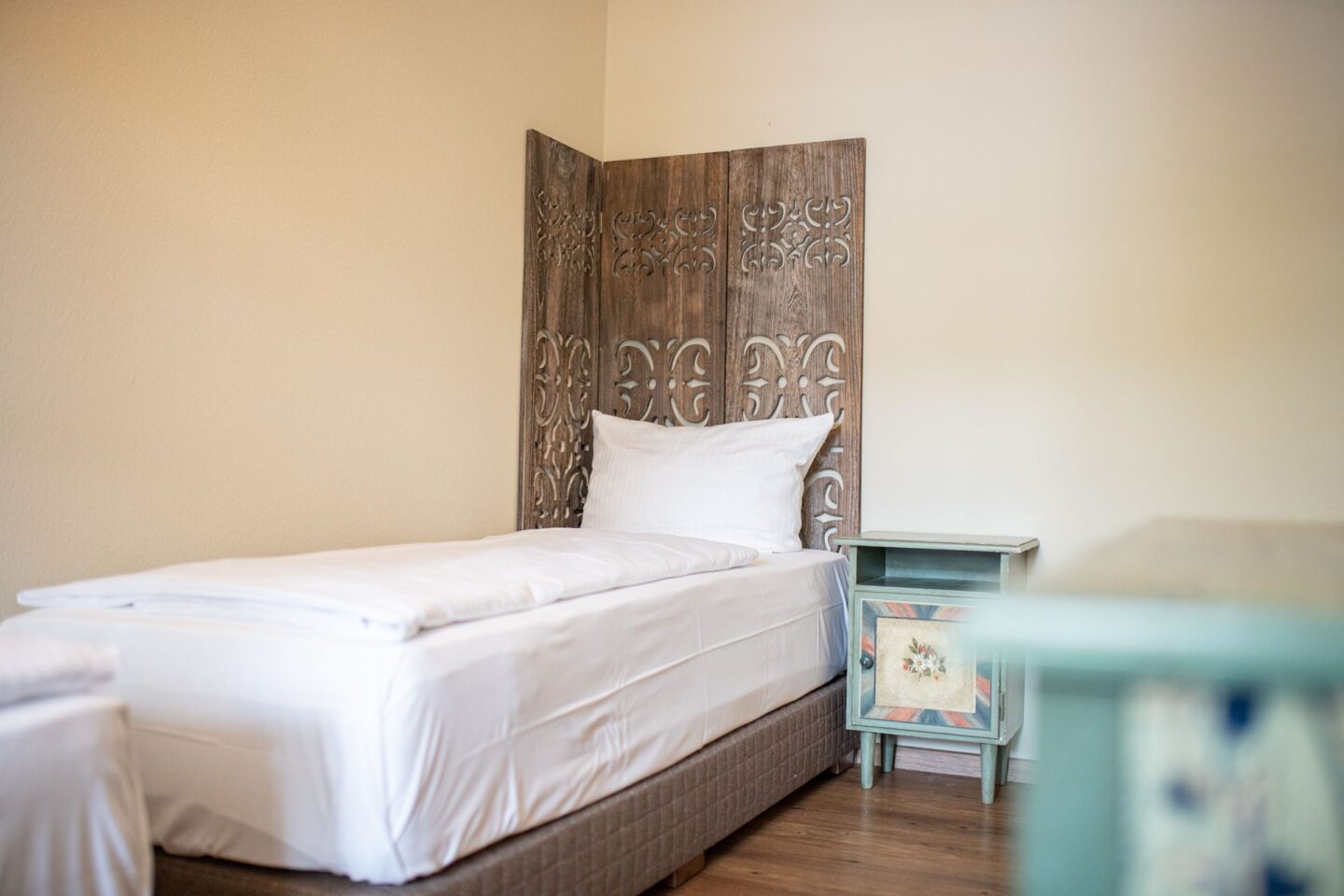 Einzelbett mit Holz-Optik in Ferienwohnung in Garmisch-Partenkirchen