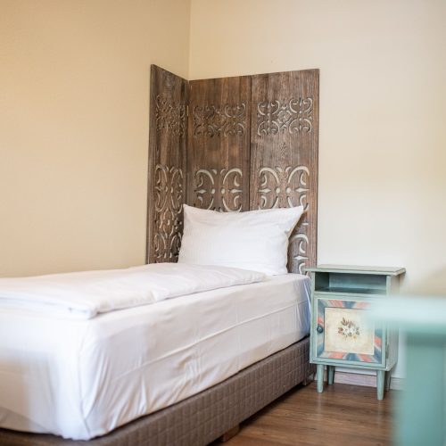 Einzelbett mit Holz-Optik in Ferienwohnung in Garmisch-Partenkirchen