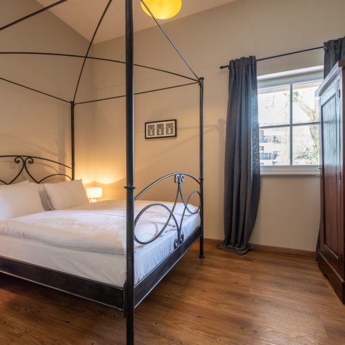 Schlafzimmer mit Doppelbett in Ferienwohnung in Garmisch-Partenkirchen