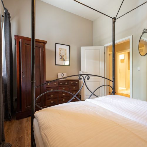 Schlafbereich mit einem Kleiderschrank in Ferienwohnung in Garmisch-Partenkirchen