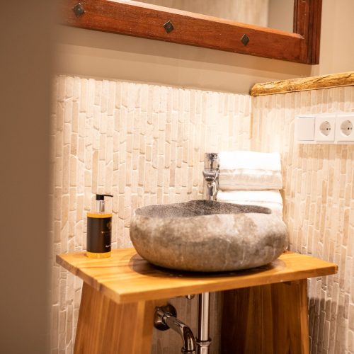 Badezimmer mit Stein-Waschbecken in Ferienwohnung in Garmisch-Partenkirchen