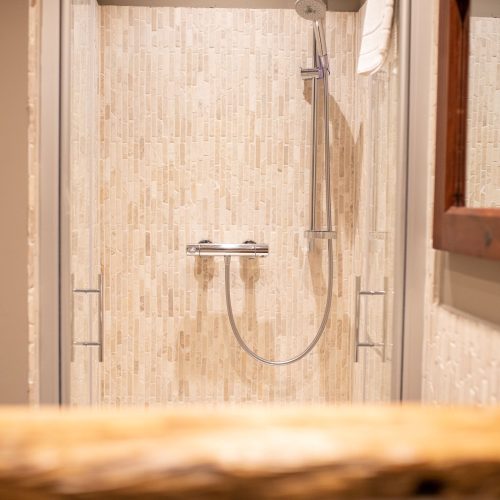 Badezimmer mit Dusche in Ferienwohnung in Garmisch-Partenkirchen