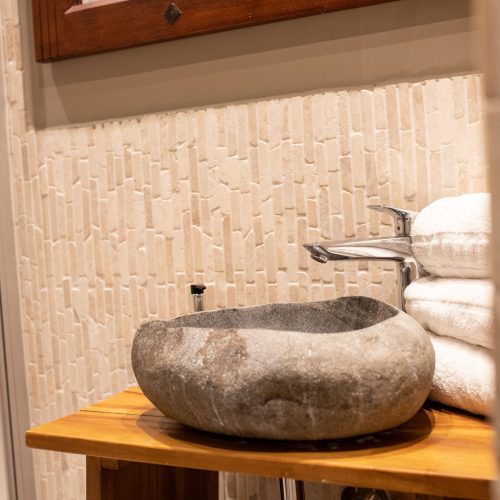 Waschbecken in Stein-Optik in Ferienwohnung in Garmisch-Partenkirchen