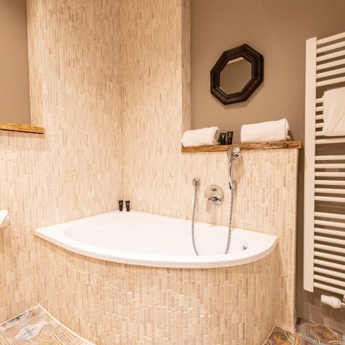 Badezimmer mit Badewanne in Ferienwohnung in Garmisch-Partenkirchen