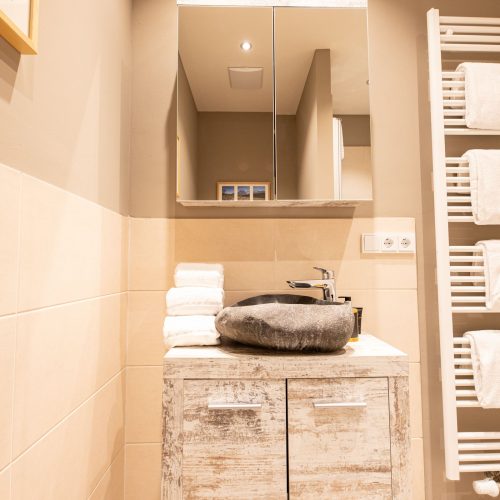Badezimmer mit Spiegelregal in Ferienwohnung in Garmisch-Partenkirchen