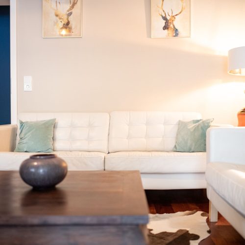 zwei weiße Sofas und ein Tisch in Ferienwohnung in Garmisch-Partenkirchen