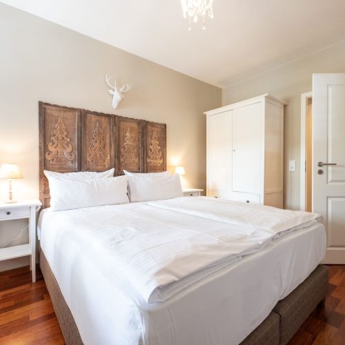 Schlafzimmer mit Doppelbett in Ferienwohnung in Garmisch-Partenkirchen