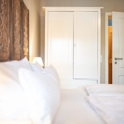 Schlafzimmer mit einem weißen Kleiderschrank in Ferienwohnung in Garmisch-Partenkirchen