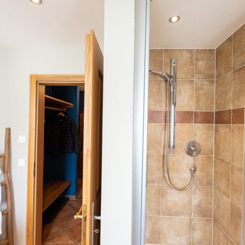 Badezimmer mit Dusche in Ferienwohnung in Garmisch-Partenkirchen