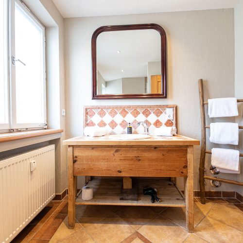 Badezimmer mit großem Spiegel in Ferienwohnung in Garmisch-Partenkirchen