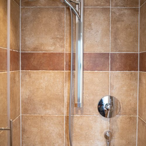 Badezimmer mit Dusche in Ferienwohnung in Garmisch-Partenkirchen