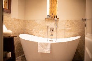 Badezimmer mit einer weißen Badewanne in Ferienwohnung in Garmisch-Partenkirchen