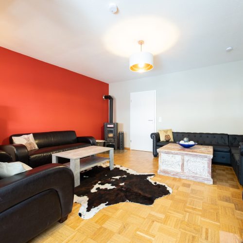 Wohnzimmer mit mehreren Sitzmöglichkeiten in Ferienwohnung in Garmisch-Partenkirchen