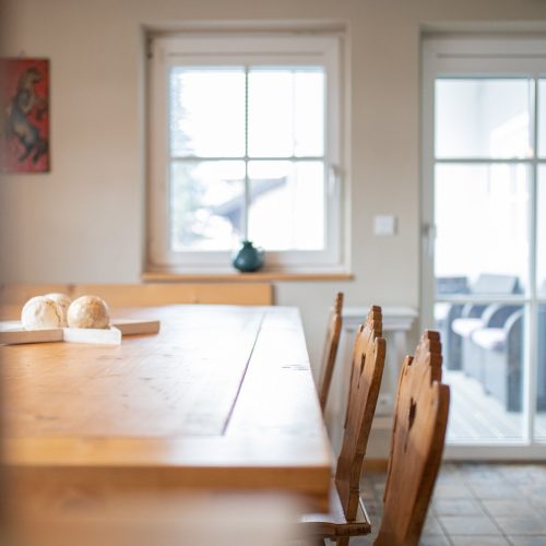 Essbereich mit Holztisch in Ferienwohnung in Garmisch-Partenkirchen