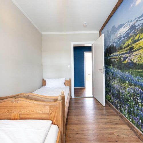 Zimmer mit zwei Betten und einer Landschaftstapete in Ferienwohnung in Garmisch-Partenkirchen