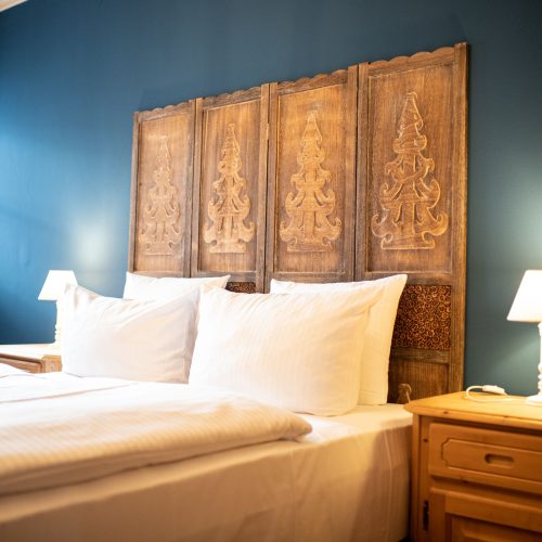 Schlafzimmer mit Nachttisch in Ferienwohnung in Garmisch-Partenkirchen