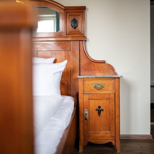 Bett mit Nachttisch in Ferienwohnung in Garmisch-Partenkirchen