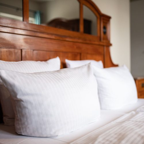 Schlafzimmer mit Bett und vielen Kissen in Ferienwohnung in Garmisch-Partenkirchen