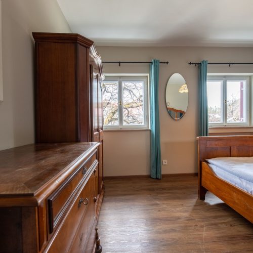 Schlafzimmer mit einem Spiegel in Ferienwohnung in Garmisch-Partenkirchen