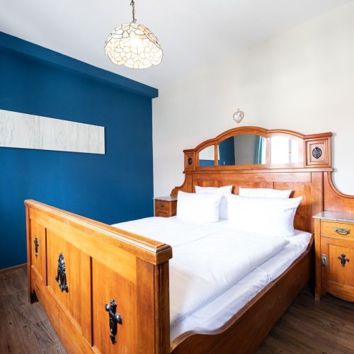 Schlafzimmer mit einer blauen Wand in Ferienwohnung in Garmisch-Partenkirchen