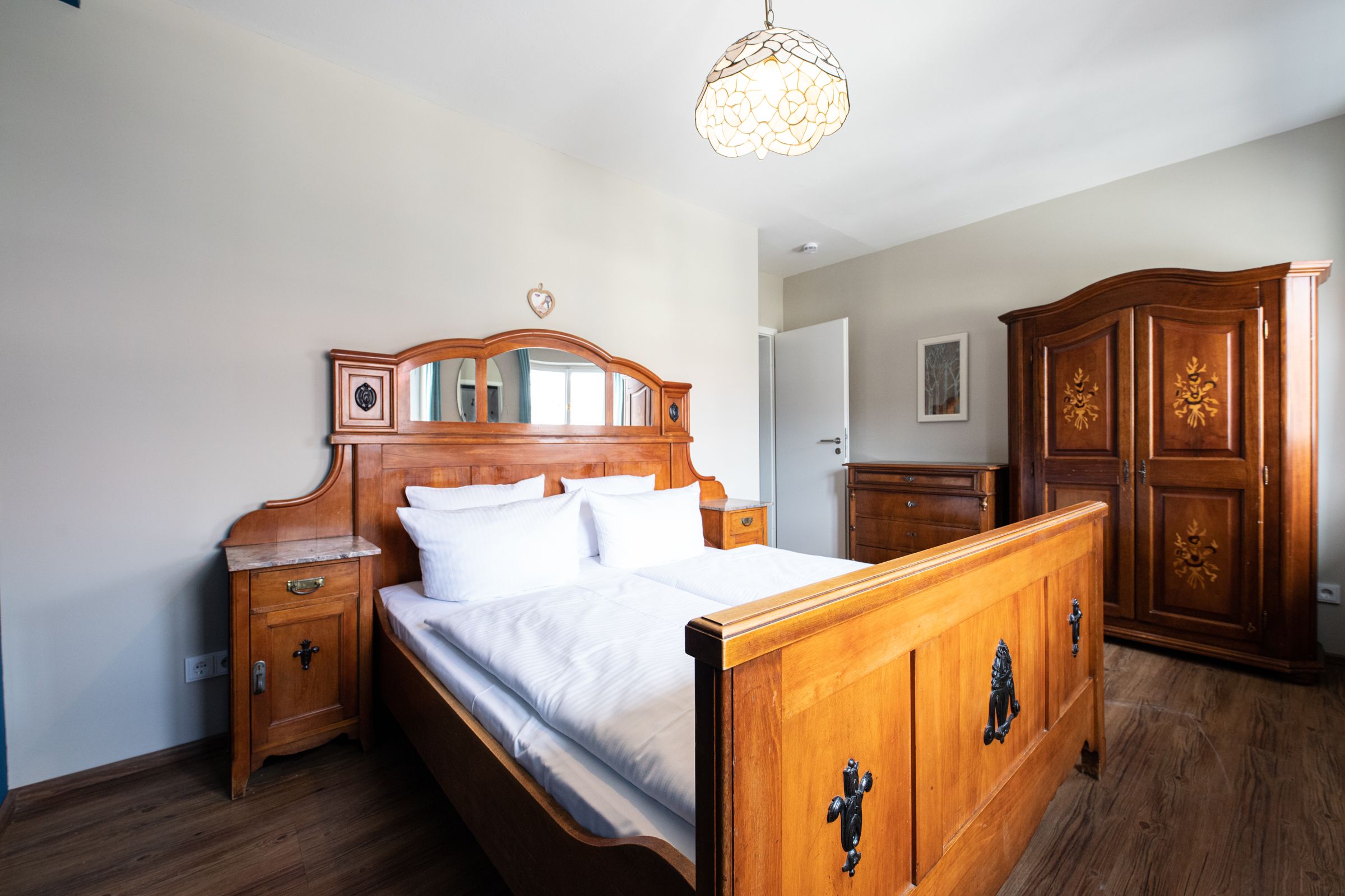 Bett mit Holzrahmen in Ferienwohnung in Garmisch-Partenkirchen