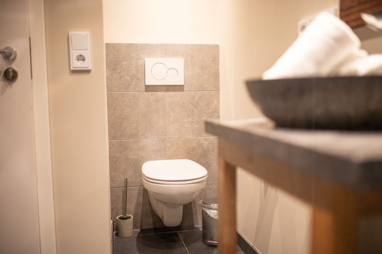 Badezimmer mit grauen