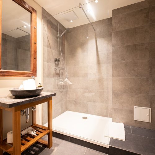 Badezimmer mit einer großen Dusche in Ferienwohnung in Garmisch-Partenkirchen