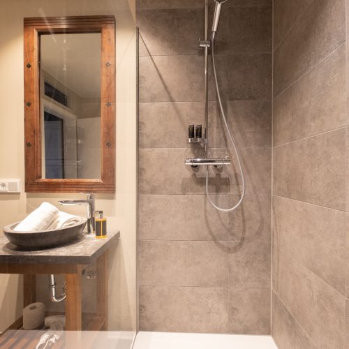 Badezimmer mit grauer Dusche in Ferienwohnung in Garmisch-Partenkirchen