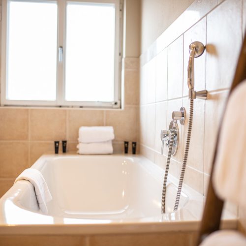 Badewanne mit Duschkopf in Ferienwohnung in Garmisch-Partenkirchen