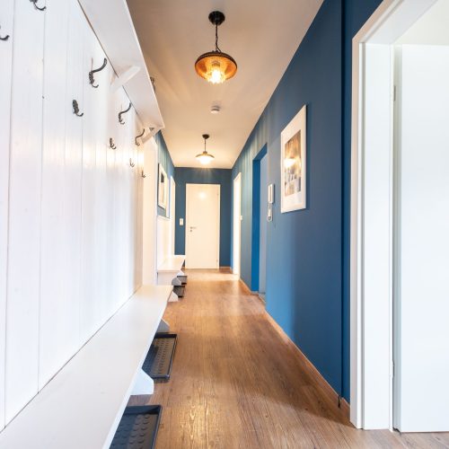 Flur mit blauen Wände und Kleiderhaken in Ferienwohnung in Garmisch-Partenkirchen