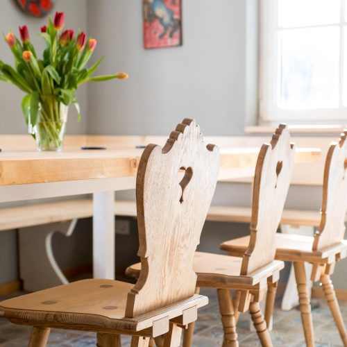 Essbereich mit Holzstühlen in Ferienwohnung in Garmisch-Partenkirchen