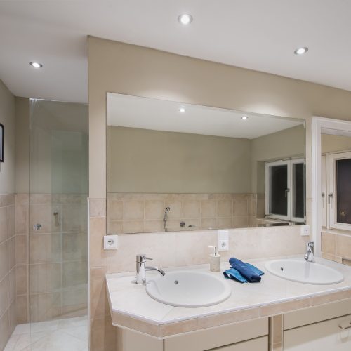 Badezimmer mit zwei Waschbecken in Ferienwohnung in Garmisch-Partenkirchen