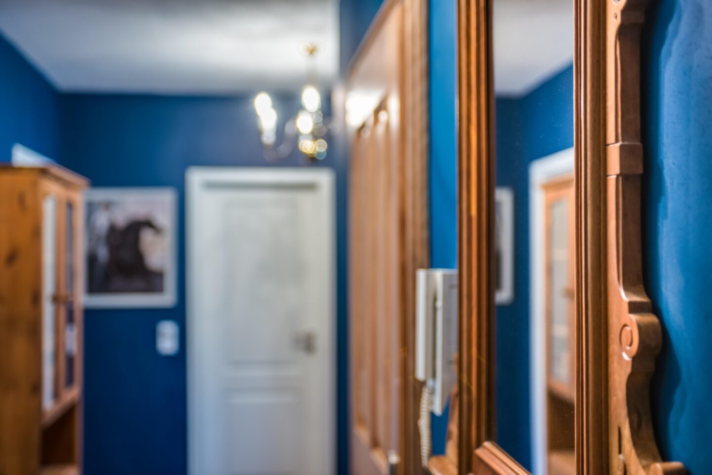blauer Flur in Ferienwohnung in Garmisch-Partenkirchen