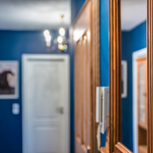 blauer Flur in Ferienwohnung in Garmisch-Partenkirchen