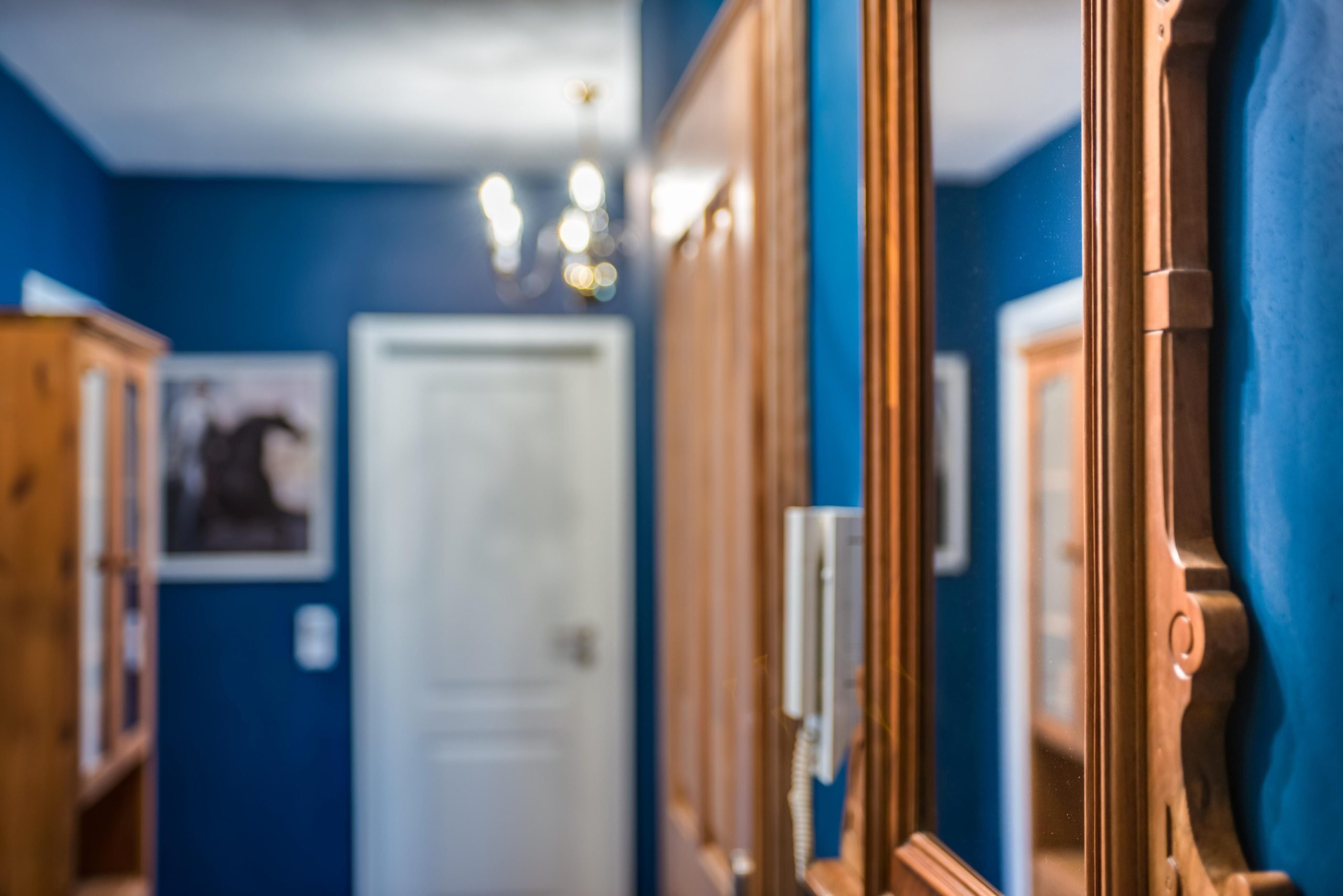 blauer Flur in Ferienwohnung in Garmisch-Partenkirchen