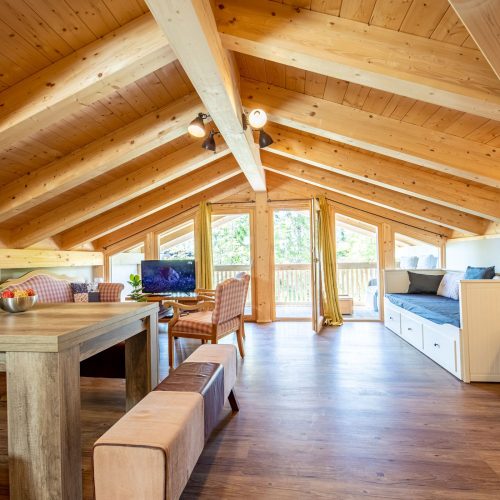 Wohnbereich in Holz-Optik in Ferienwohnung in Garmisch-Partenkirchen