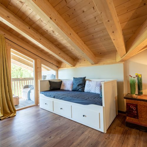 Sitzmöglichkeit mit Kissen in Ferienwohnung in Garmisch-Partenkirchen