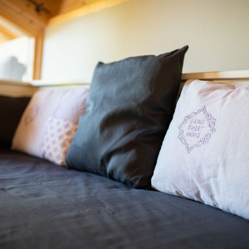 Sofa mit Kissen in Ferienwohnung in Garmisch-Partenkirchen