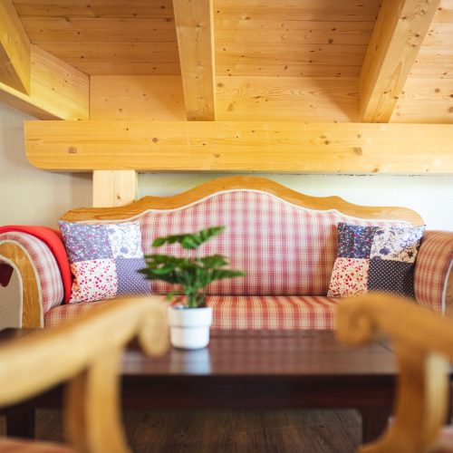 rot kariertes Sofa in Ferienwohnung in Garmisch-Partenkirchen