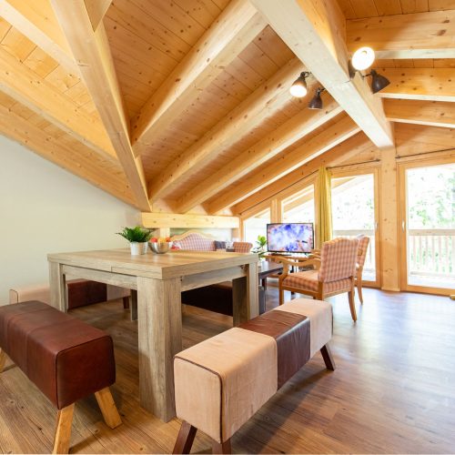 Wohnzimmer mit Esstisch in Ferienwohnung in Garmisch-Partenkirchen