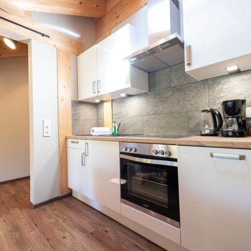 Küche mit grauen Fliesen in Ferienwohnung in Garmisch-Partenkirchen